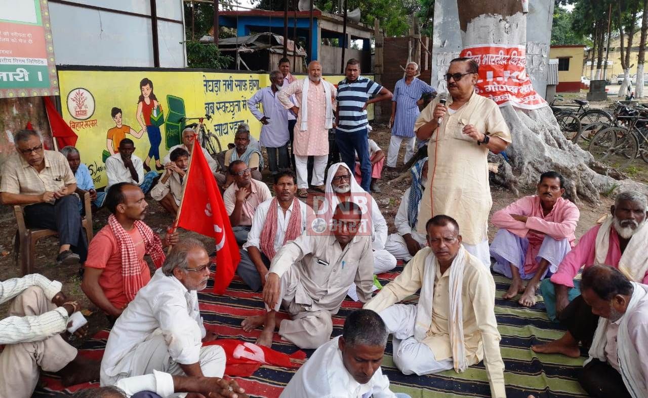 किसान सभा एवं खेतिहर मजदूर यूनियन का तेघड़ा प्रखण्ड कार्यालय पर धरना 2