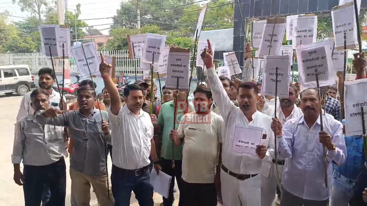 102 एम्बुलेंस कर्मचारी हड़ताल की चेतावनी,वेतन भुगतान और नौकरी सुरक्षा की मांग को लेकर सीएस कार्यालय के समक्ष102 एंबुलेंसकर्मियों ने किया प्रदर्शन 2