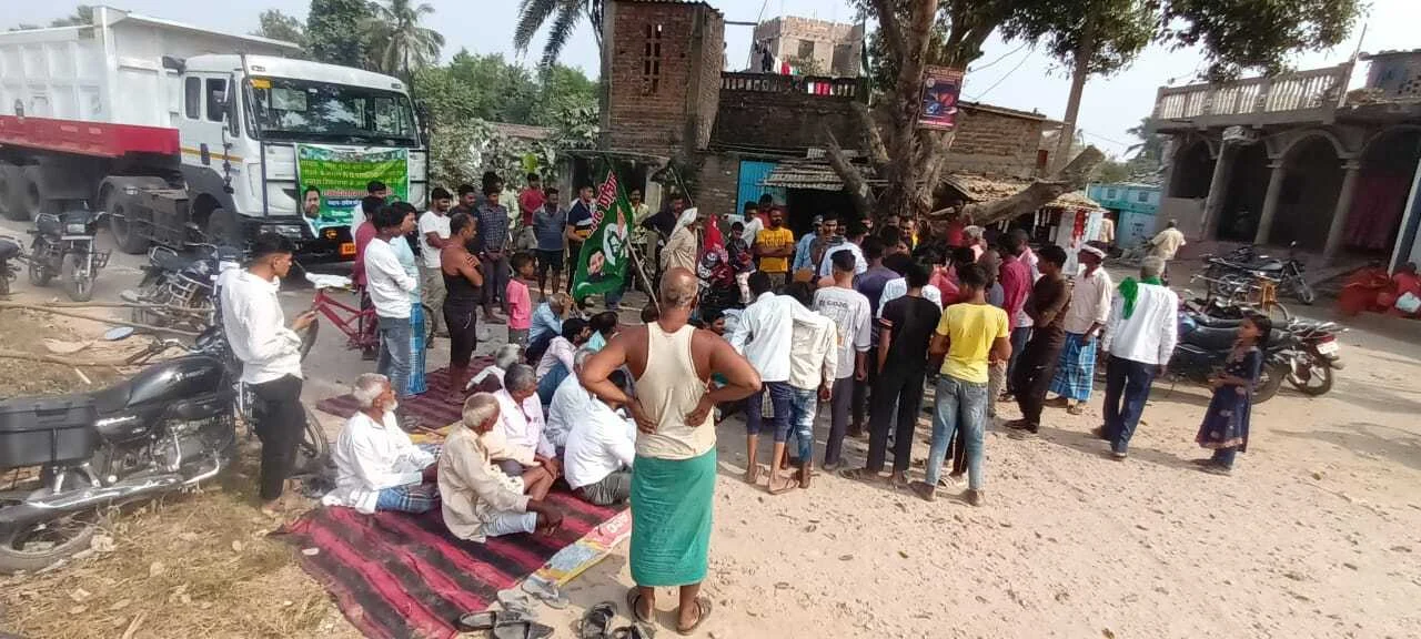 बछवाड़ा में सड़क निर्माण अधूरा छोड़ने पर भड़के राजद कार्यकर्ता, संवेदक के खिलाफ किया धरना प्रदर्शन 4