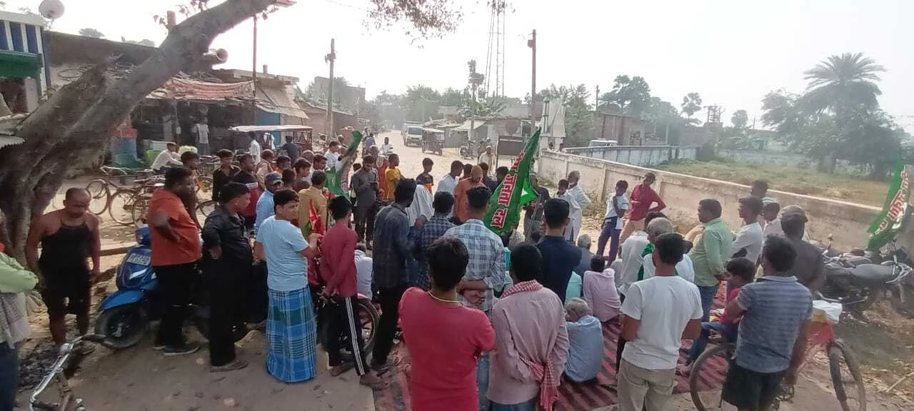 बछवाड़ा में सड़क निर्माण अधूरा छोड़ने पर भड़के राजद कार्यकर्ता, संवेदक के खिलाफ किया धरना प्रदर्शन 5