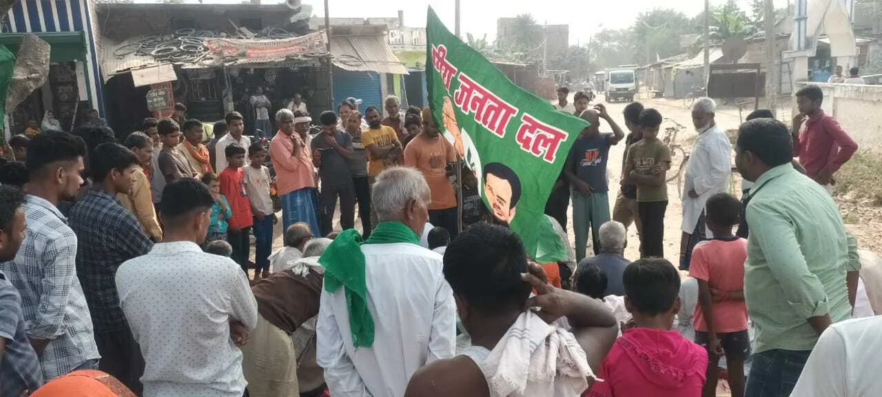बछवाड़ा में सड़क निर्माण अधूरा छोड़ने पर भड़के राजद कार्यकर्ता, संवेदक के खिलाफ किया धरना प्रदर्शन 2