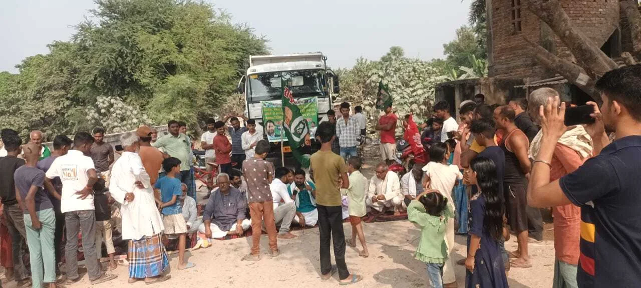 बछवाड़ा में सड़क निर्माण अधूरा छोड़ने पर भड़के राजद कार्यकर्ता, संवेदक के खिलाफ किया धरना प्रदर्शन 3