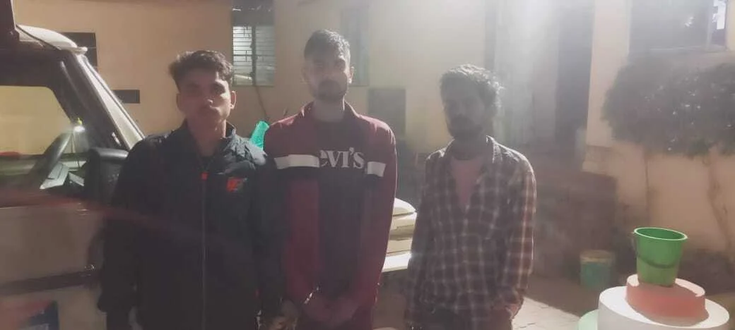 तेयाय ओपी पुलिस ने लोडेड देशी कट्टा व विदेशी शराब के साथ तीन युवक गिरफ्तार 2