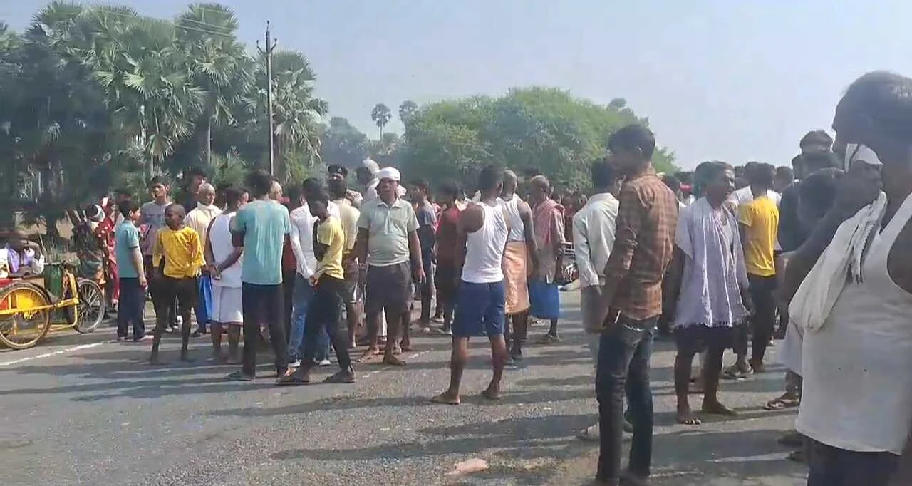 मोटरसाइकिल सवार युवक को अज्ञात वाहन ने कुचला, मौके पर हुई दर्दनाक मौत, आक्रोशितों लोगो ने ब्रेकर की मांग को लेकर किया सड़क जाम 3