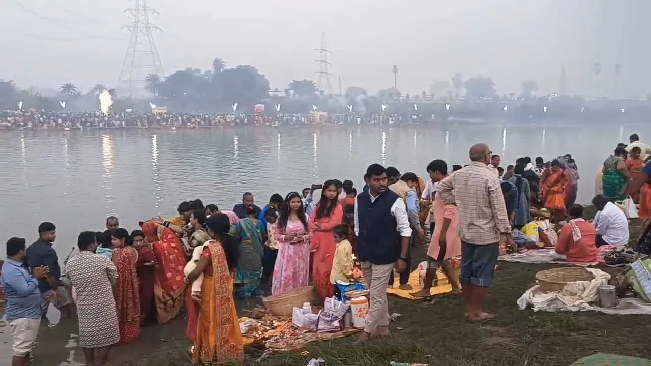 नालंदा: उदयीमान सूर्य को अर्घ्य देने के साथ ही चार दिनों तक चलने वाला छठ पूजा का हुआ समापन 3