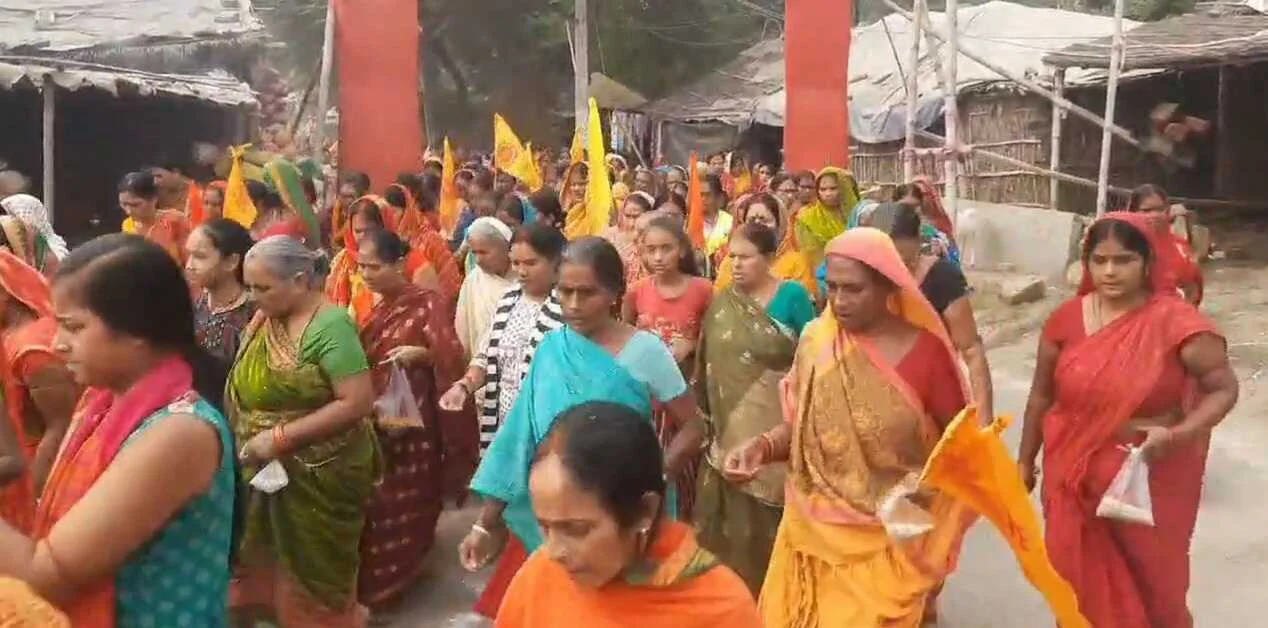 बेगूसराय के प्रसिद्ध सिमरिया गंगा धाम में देव उठान एकादशी के मौके पर तीसरी एवं अंतिम गंगा परिक्रमा में साधु संतों के अलावा हजारों की संख्या में श्रद्धालुओं ने लिया भाग 4