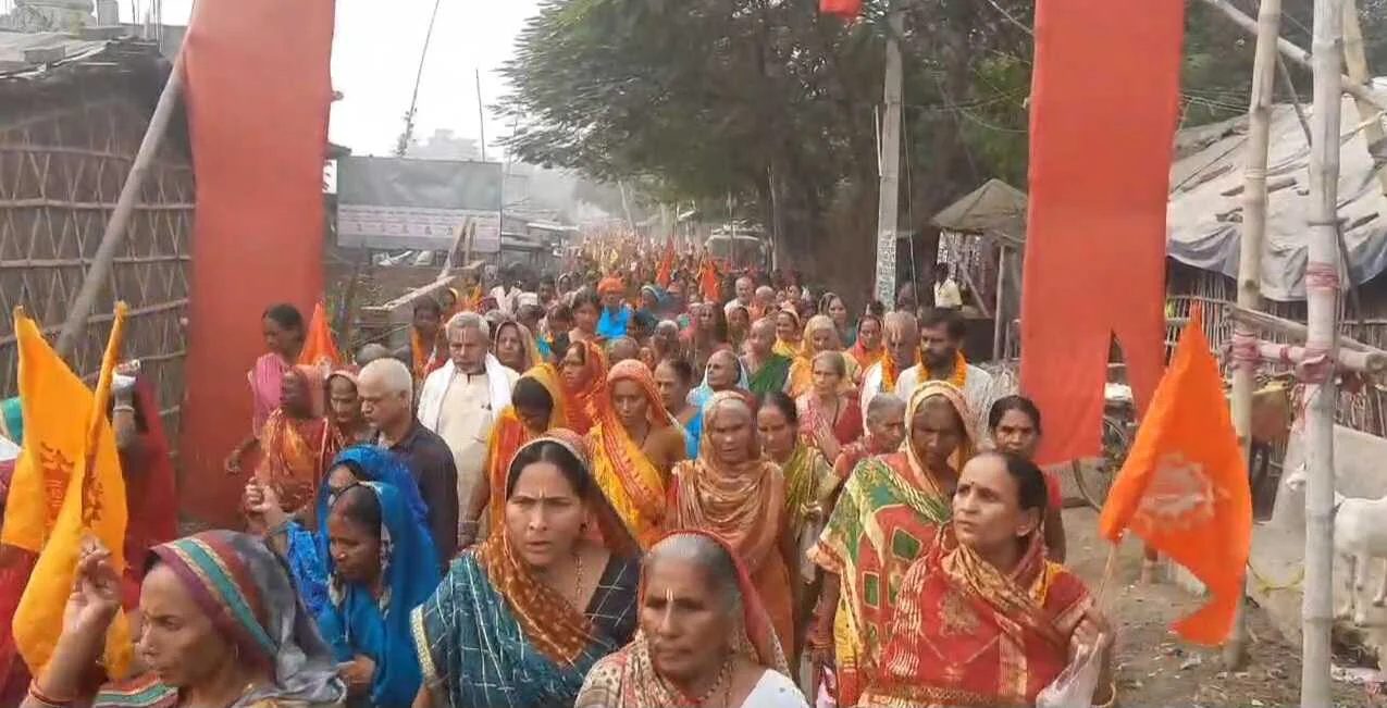 बेगूसराय के प्रसिद्ध सिमरिया गंगा धाम में देव उठान एकादशी के मौके पर तीसरी एवं अंतिम गंगा परिक्रमा में साधु संतों के अलावा हजारों की संख्या में श्रद्धालुओं ने लिया भाग 2