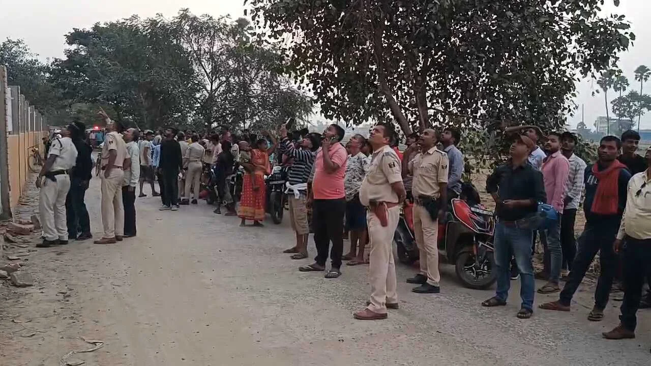 नालंदा: युवती ने पहाड़ पर से कूदकर आत्महत्या करने का किया प्रयास, पहाड़ों के बीच अटकी युवती, रेस्क्यू जारी 3