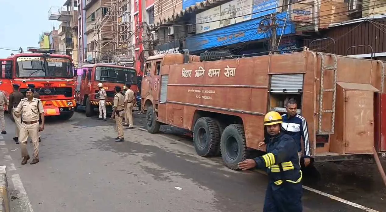 नालंदा: बिजली की चिंगारी से लगी भीषण आग, चाइना बाजार का एक दर्जन दुकानें जलकर हुआ राख, करोड़ों का नुकसान 2
