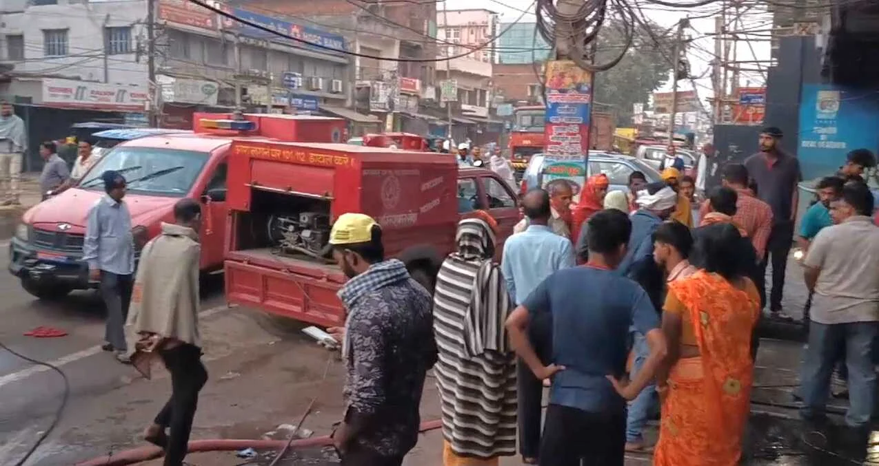 नालंदा: बिजली की चिंगारी से लगी भीषण आग, चाइना बाजार का एक दर्जन दुकानें जलकर हुआ राख, करोड़ों का नुकसान 3