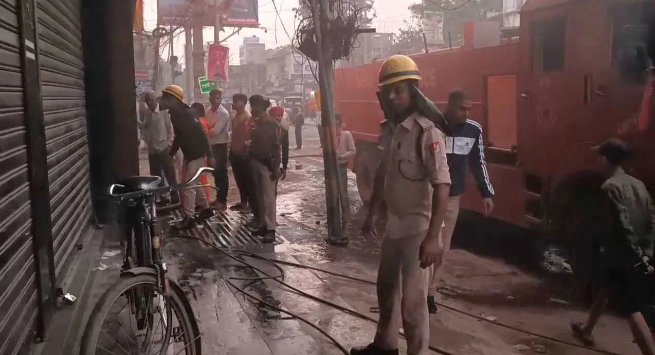 नालंदा: बिजली की चिंगारी से लगी भीषण आग, चाइना बाजार का एक दर्जन दुकानें जलकर हुआ राख, करोड़ों का नुकसान 4