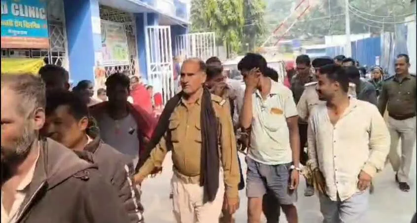 बेगूसराय में उत्पाद पुलिस ने विभिन्न जगहों से शराब पीने और बेचने के मामले में 22 लोगों को किया गिरफ्तार  3