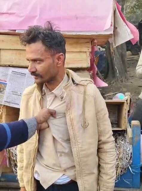 बेगूसराय में हथियार लेकर हमला करने पहुंचे अपराधियों को लोगों ने खदेड़ कर पकड़ा,किया जमकर धुनाई,बाद में किया पुलिस के हवाले 4