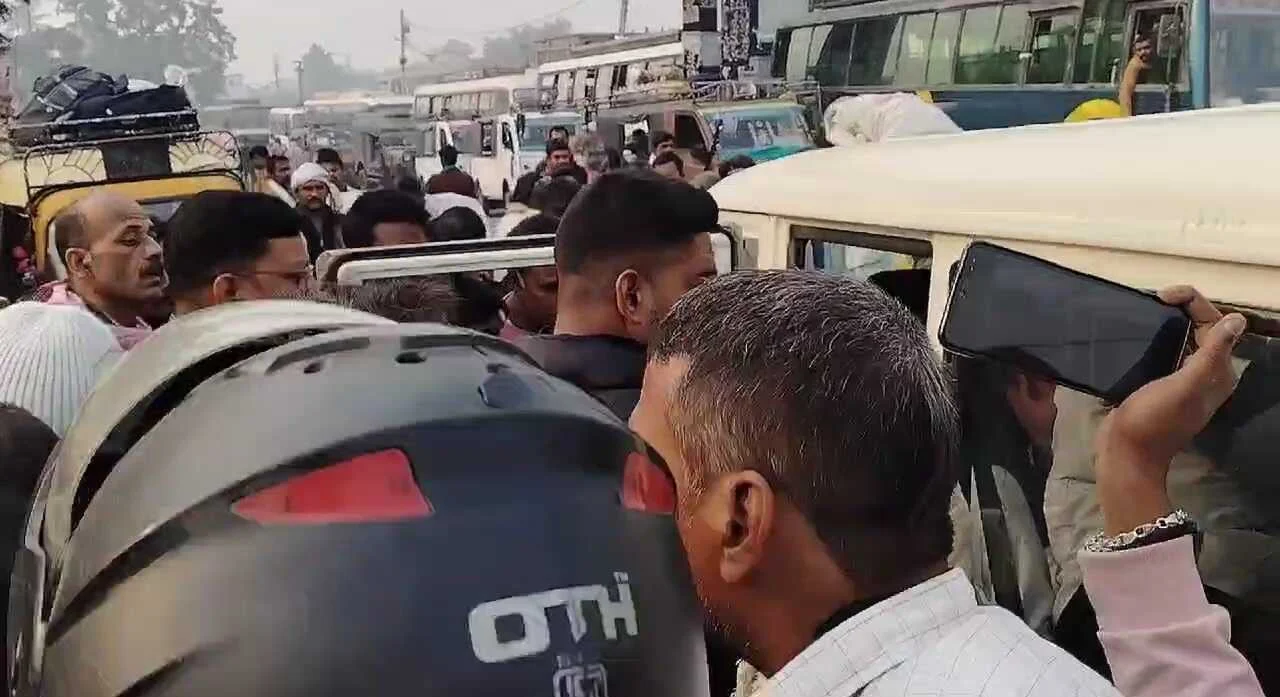 बेगूसराय में हथियार लेकर हमला करने पहुंचे अपराधियों को लोगों ने खदेड़ कर पकड़ा,किया जमकर धुनाई,बाद में किया पुलिस के हवाले 2