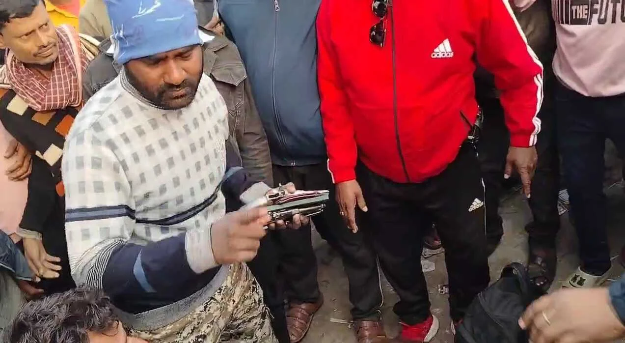 बेगूसराय में हथियार लेकर हमला करने पहुंचे अपराधियों को लोगों ने खदेड़ कर पकड़ा,किया जमकर धुनाई,बाद में किया पुलिस के हवाले 3