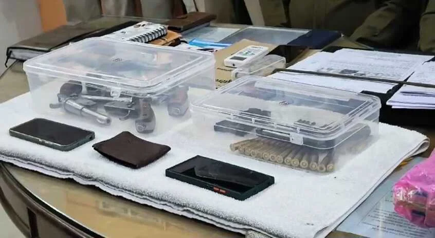 बेगूसराय पुलिस को मिली सफलता, पुलिस ने दो हथियार तस्कर व गांजा तस्कर को भारी मात्रा में हथियार व गांजा के साथ किया गिरफ्तार 3