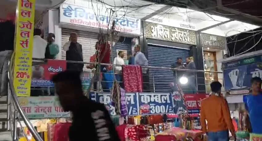 समस्तीपुर: ग्राहक बनकर आये बदमाशाों ने ज्वेलरी दुकान से लूटे करोड़ों के जेवरात, सीसीटीवी खंगाल रही है पुलिस 4