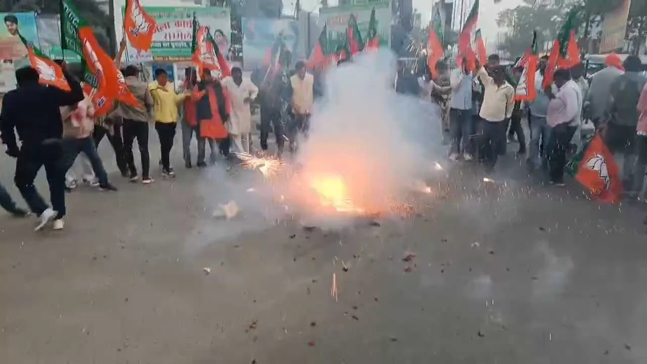 समस्तीपुर: भाजपा के जिलाध्यक्ष उपेन्द्र कुमार कुशवाहा के नेतृत्व में महाराष्ट्र, बिहार व युपी उपचुनाव में एनडीए की जीत के उपलक्ष्य में निकाला विजय जुलूस 3