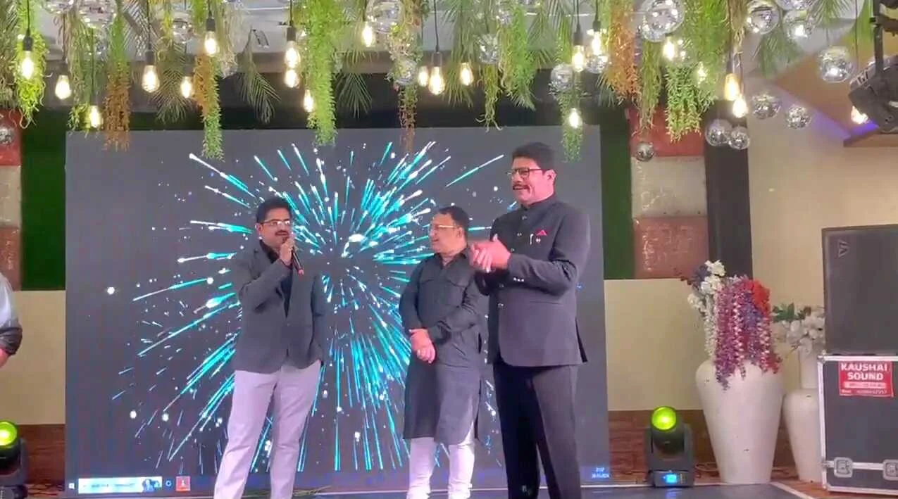 बेगूसराय मटिहानी के जेडीयू विधायक राजकुमार के द्वारा एक शादी समारोह के कार्यक्रम में " मेरे रश्के कमर तेरी पहली नजर " का गाना गाते नजर आ रहे हैं, यह वीडियो सोशल मीडिया पर तेजी से वायरल हो रहा है 4
