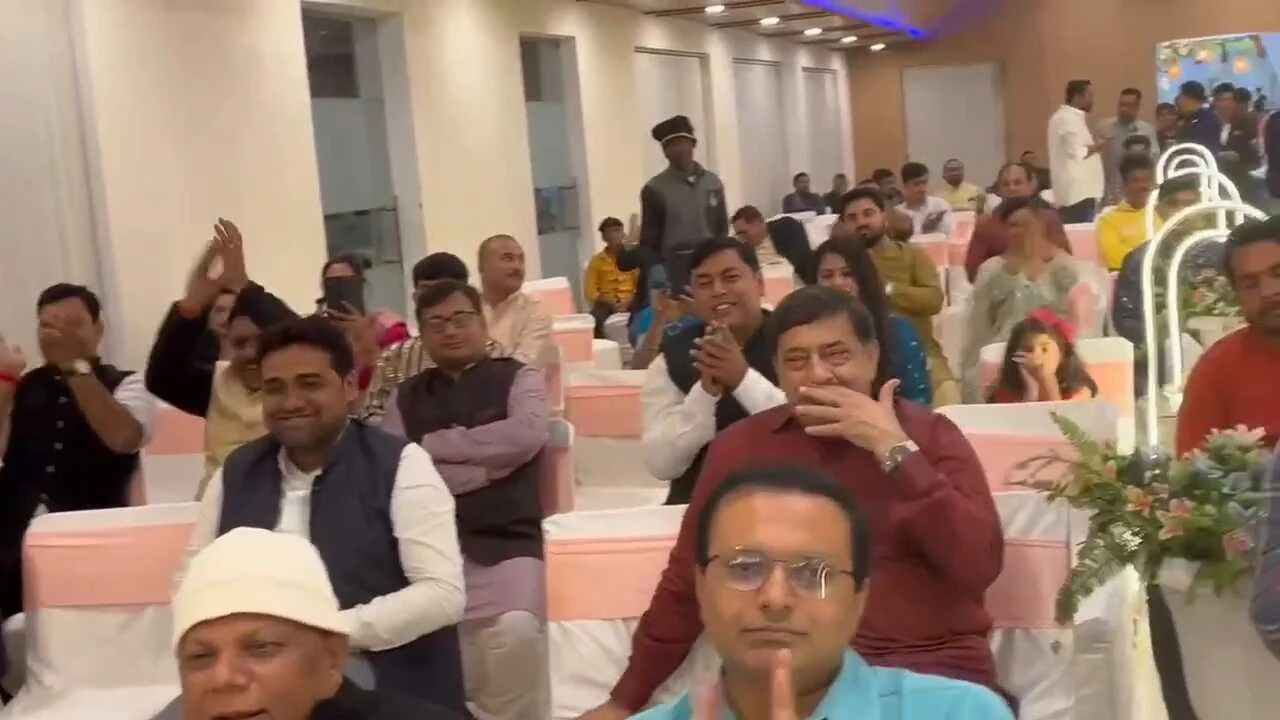 बेगूसराय मटिहानी के जेडीयू विधायक राजकुमार के द्वारा एक शादी समारोह के कार्यक्रम में " मेरे रश्के कमर तेरी पहली नजर " का गाना गाते नजर आ रहे हैं, यह वीडियो सोशल मीडिया पर तेजी से वायरल हो रहा है 3