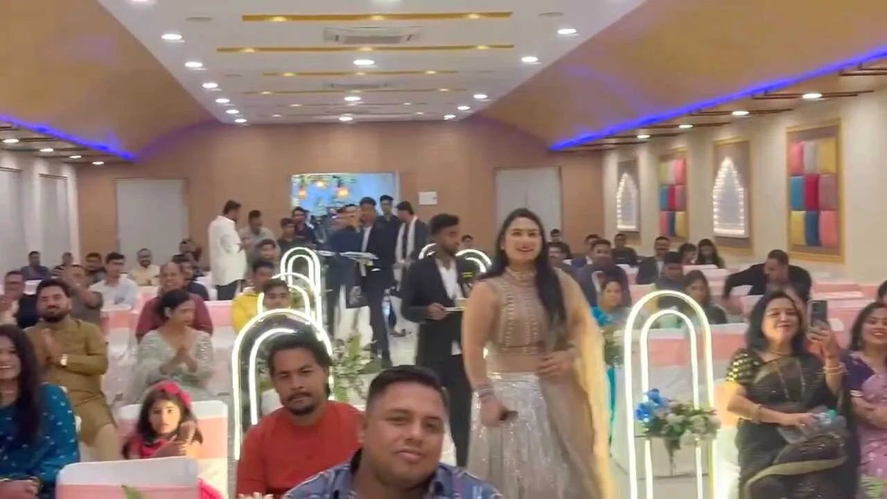 बेगूसराय मटिहानी के जेडीयू विधायक राजकुमार के द्वारा एक शादी समारोह के कार्यक्रम में " मेरे रश्के कमर तेरी पहली नजर " का गाना गाते नजर आ रहे हैं, यह वीडियो सोशल मीडिया पर तेजी से वायरल हो रहा है 2