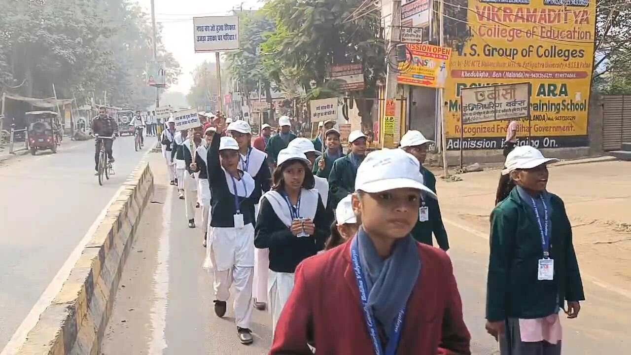 मद्य निषेध दिवस के मौके पर बिहार शरीफ के श्रम कल्याण केंद्र के मैदान से बच्चों ने निकाली प्रभात फेरी 2