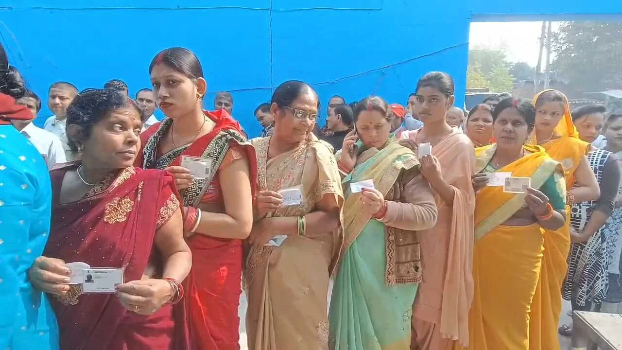 नालंदा जिले के बिहार शरीफ सरमेरा रहुई अस्थावां प्रखंड के 33 पंचायतों के 92 बूथों के पैक्स चुनाव में चल रहा है शांतिपूर्ण मतदान, सुरक्षा के पुख्ता इंतजाम 2