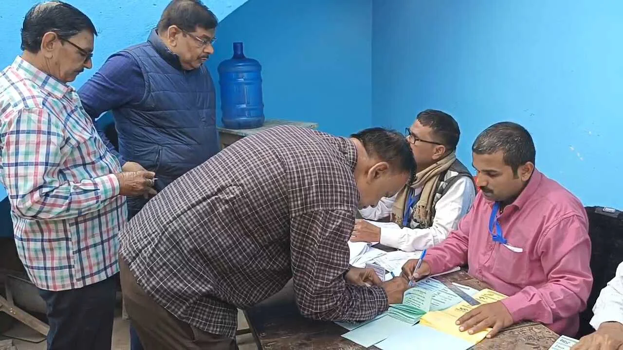 नालंदा जिले के बिहार शरीफ सरमेरा रहुई अस्थावां प्रखंड के 33 पंचायतों के 92 बूथों के पैक्स चुनाव में चल रहा है शांतिपूर्ण मतदान, सुरक्षा के पुख्ता इंतजाम 3