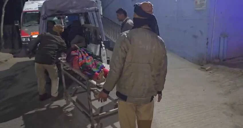 बेगूसराय में सनकी पति ने अपनी ही पत्नी को उसके मां के सामने ही चाकू से गला रेतकर निर्मम तरीके से किया हत्या, पति मौके से फरार, इलाके में फैली सनसनी 5