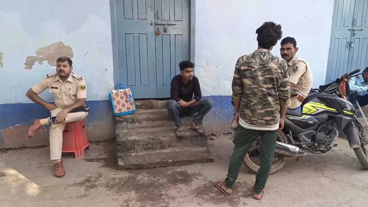 कार और ट्रक में भीषण टक्कर में पिता और पुत्र की मौके पर मौत, तीन गंभीर रूप से घायल 2