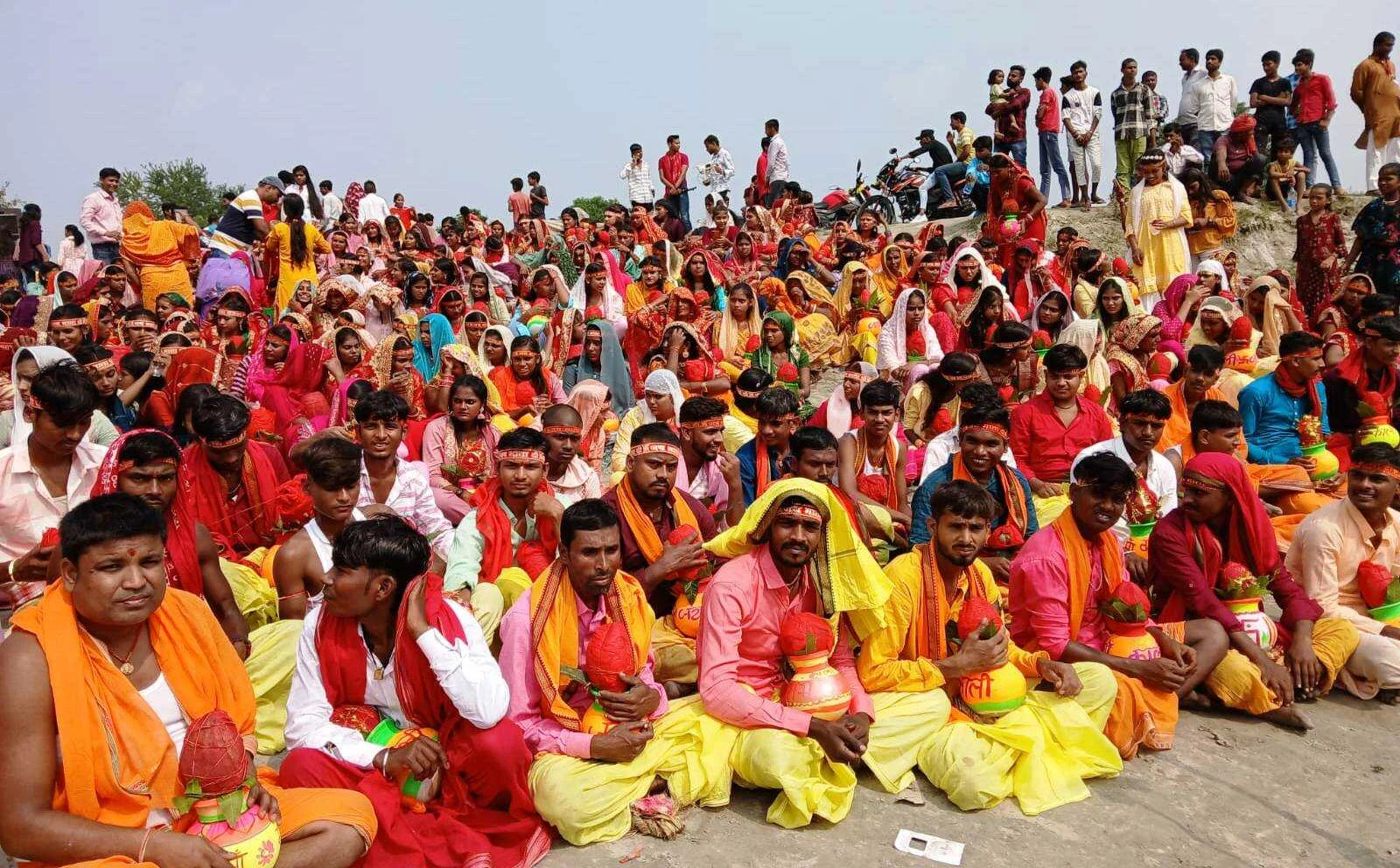 खोदावंदपुर प्रखंड में कालीपूजा को लेकर गाजे बाजे के साथ निकाली गयी भव्य कलश शोभायात्रा 2