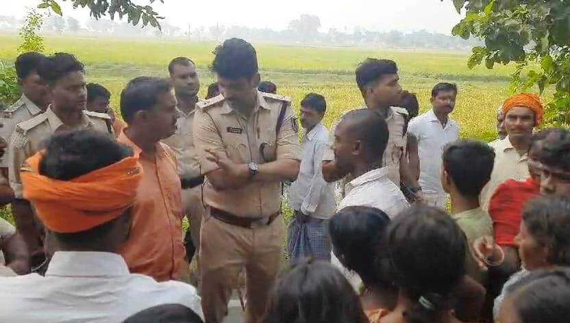 धान काटने के दौरान करंट की चपेट में आने से महिला की मौत,मुआवजे की मांग को लेकर हिलसा नूरसराय मार्ग को हथकट्टा मोड़ के समीप किया सड़क जाम 2