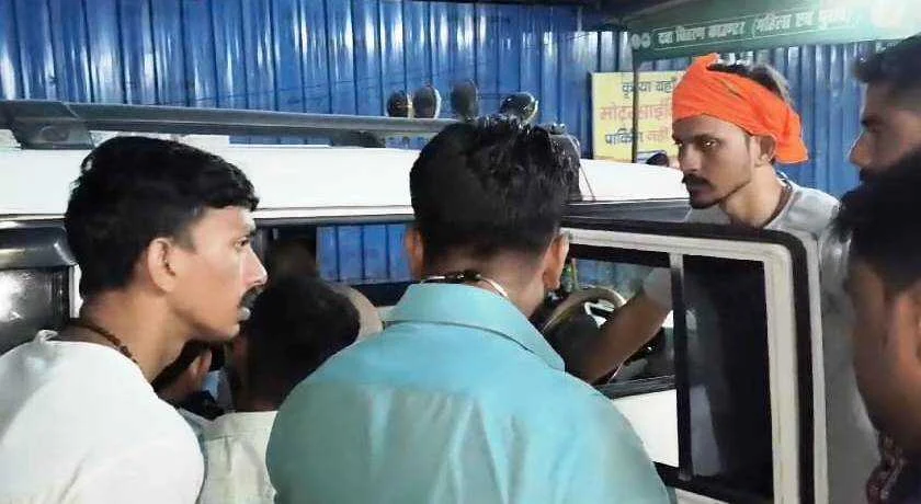 बेगूसराय में अज्ञात ट्रक ने बाइक में पीछे से मारी ठोकर, बाइक पर सवार पत्नी की मौत,पति गंभीर रूप से घायल 2