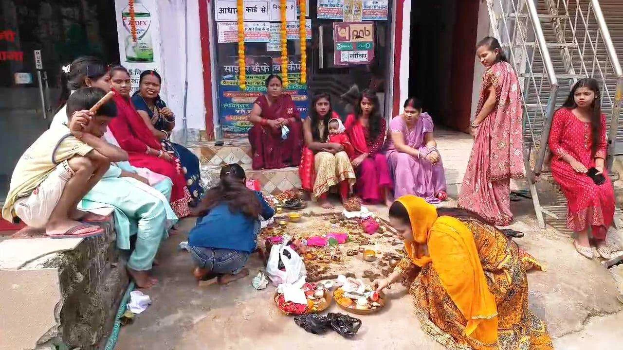 नालंदा: भाई की लंबी आयु के लिए बहनों ने किया भाई दूज, भाई बहन के पवित्र रिश्ते का प्रतीक है भाई दूज पर्व 3