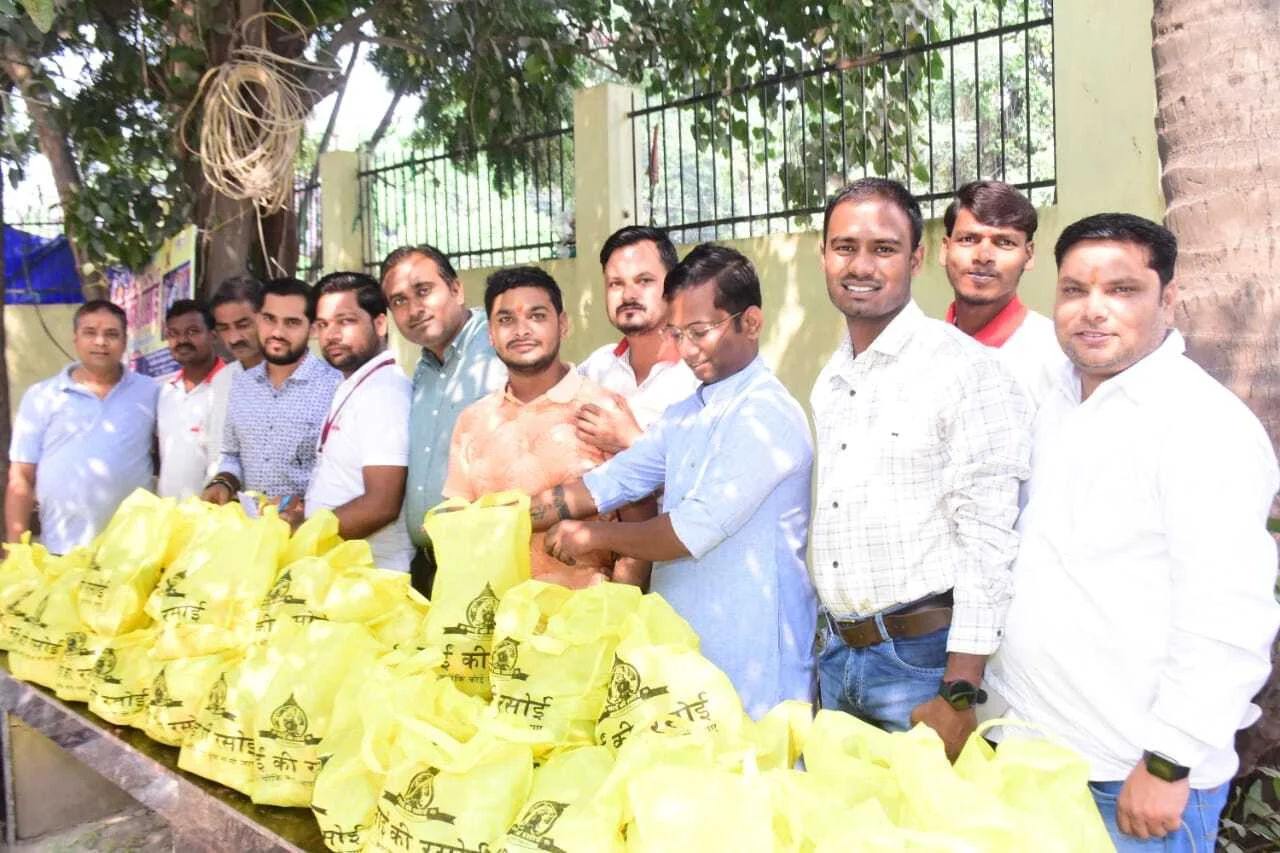 जरूरतमंद छठव्रती महिलाओं के बीच टीम साईं की रसोई ने किया सुप,साड़ी,नारियल समेत पूजन सामग्रियों का वितरण, चेहरे पर दिखा आत्मीय भाव 2