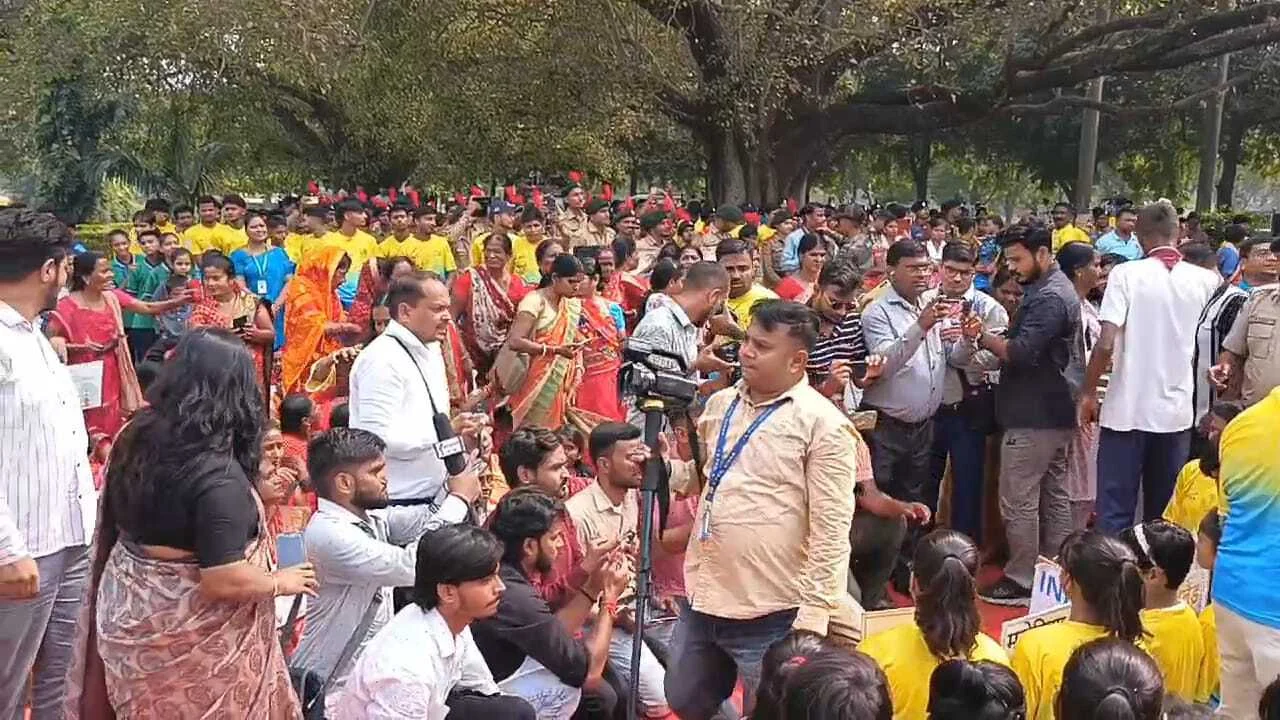 एशियन महिला हॉकी चैंपियंस ट्रॉफी गौरव यात्रा पहुंची नालंदा,बिहार राज्य खेल प्राधिकरण के महानिदेशक रविंद्र संकरण, डीएम,एसपी ने किया भव्य स्वागत 4