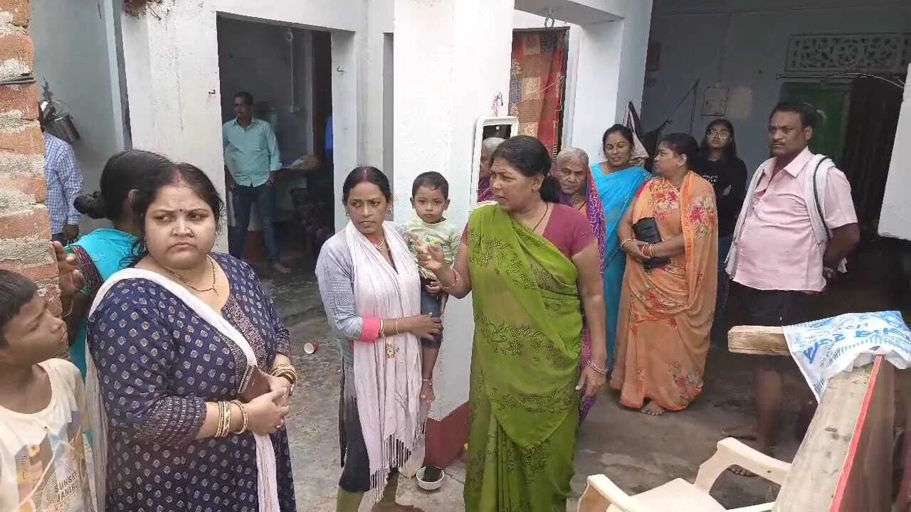 नालन्दा में डकैतों का आतंक, देर रात हथियार से लैश आधे दर्जन की संख्या में डकैतों ने सात लाख की डकैती, विरोध करने पर महिला के साथ मारपीट हत्या करने का किया प्रयास 2