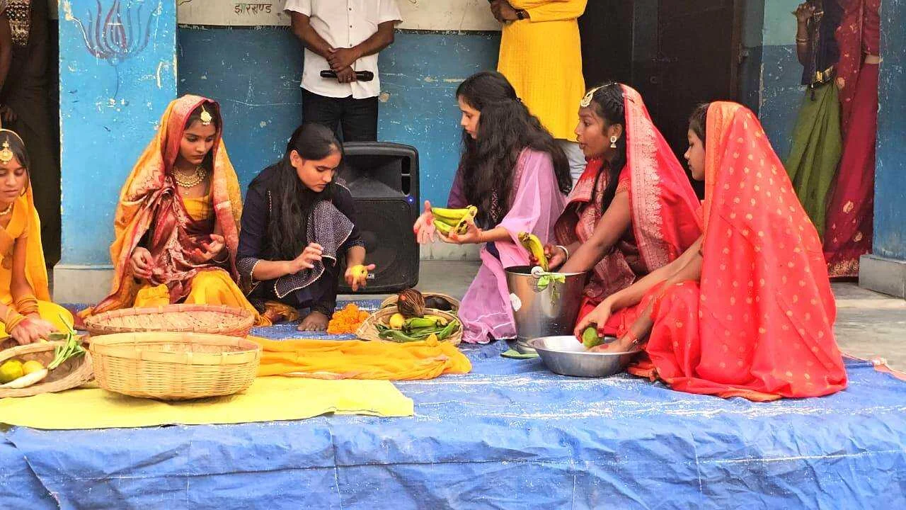 बेगूसराय जिले के बीहट विद्यालय में लोक आस्था का पर्व छठ को लेकर बच्चों ने निकाली झांकी 3
