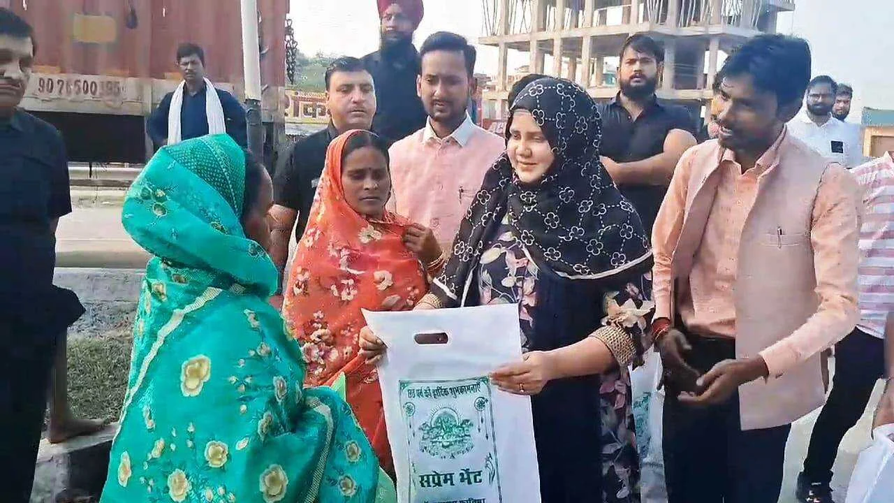 नालंदा में दिखा गंगा जमुनी तहजीब का नज़ारा, छठव्रतियों के बीच राजद नेत्री आशिया फातिमा ने किया प्रसाद का वितरण 2
