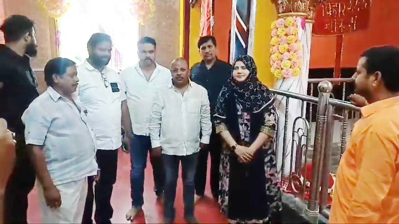 नालंदा में दिखा गंगा जमुनी तहजीब का नज़ारा, छठव्रतियों के बीच राजद नेत्री आशिया फातिमा ने किया प्रसाद का वितरण 3
