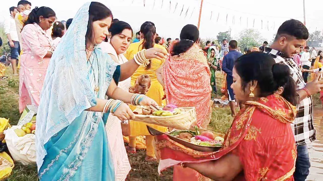 पहली अर्घ्य देने को लेकर कोशुक छठ घाट पर उमड़ी छठव्रतियों की भीड़, छठ व्रतियों ने डूबते हुए सूर्य को दिया अर्घ्य, घाटों पर सुरक्षा के पुख्ता इंतजाम 3