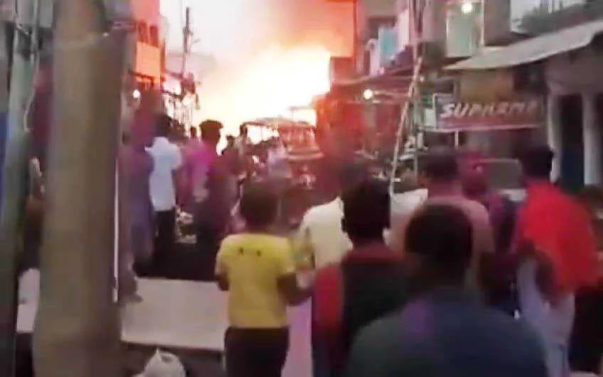 दुकान में आग लगने से घर समेत दुकान रखे सारे सामग्री जलकर हुआ राख, करीब 15 लाख रुपये की क्षति का अनुमान 3
