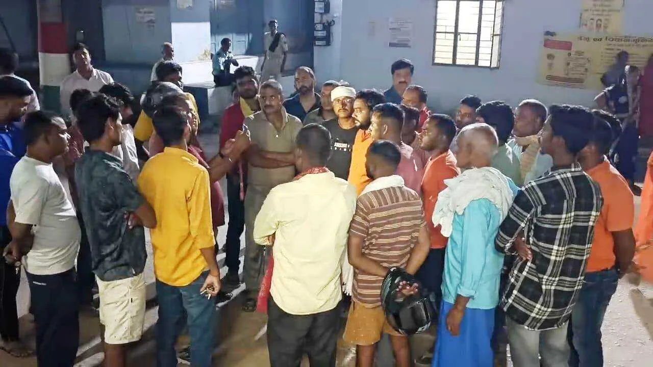 रेलवे ट्रैक पार करने के दौरान पलामू एक्सप्रेस ट्रेन की चपेट में आने से पिता पुत्र की हुई मौत, छठ पर्व की खुशियां मातम में हुई तब्दील 2