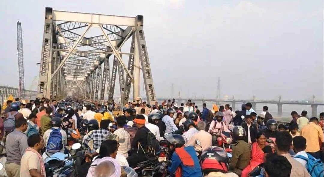 राजेन्द्र पुल पर महाजाम की वजह से पैदल चलना भी हुआ मुश्किल, सुबह से शाम तक राजेन्द्र पुल पर लगा रहा जाम 3