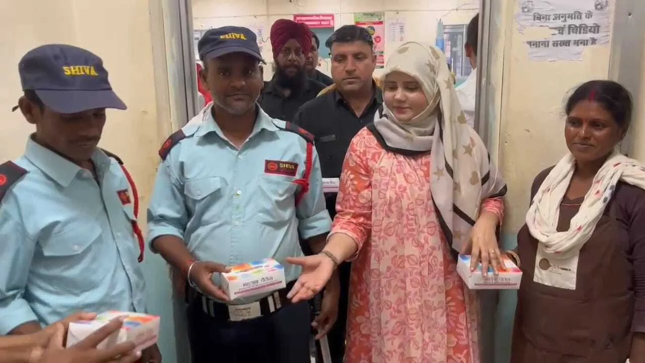 नेता प्रतिपक्ष तेजस्वी यादव के 35 वें जन्मदिन के मौके पर राजद नेत्री आयशा फातिमा ने सदर अस्पताल बिहार शरीफ में मरीजों के बीच किया फूड पैकेट का वितरण 2