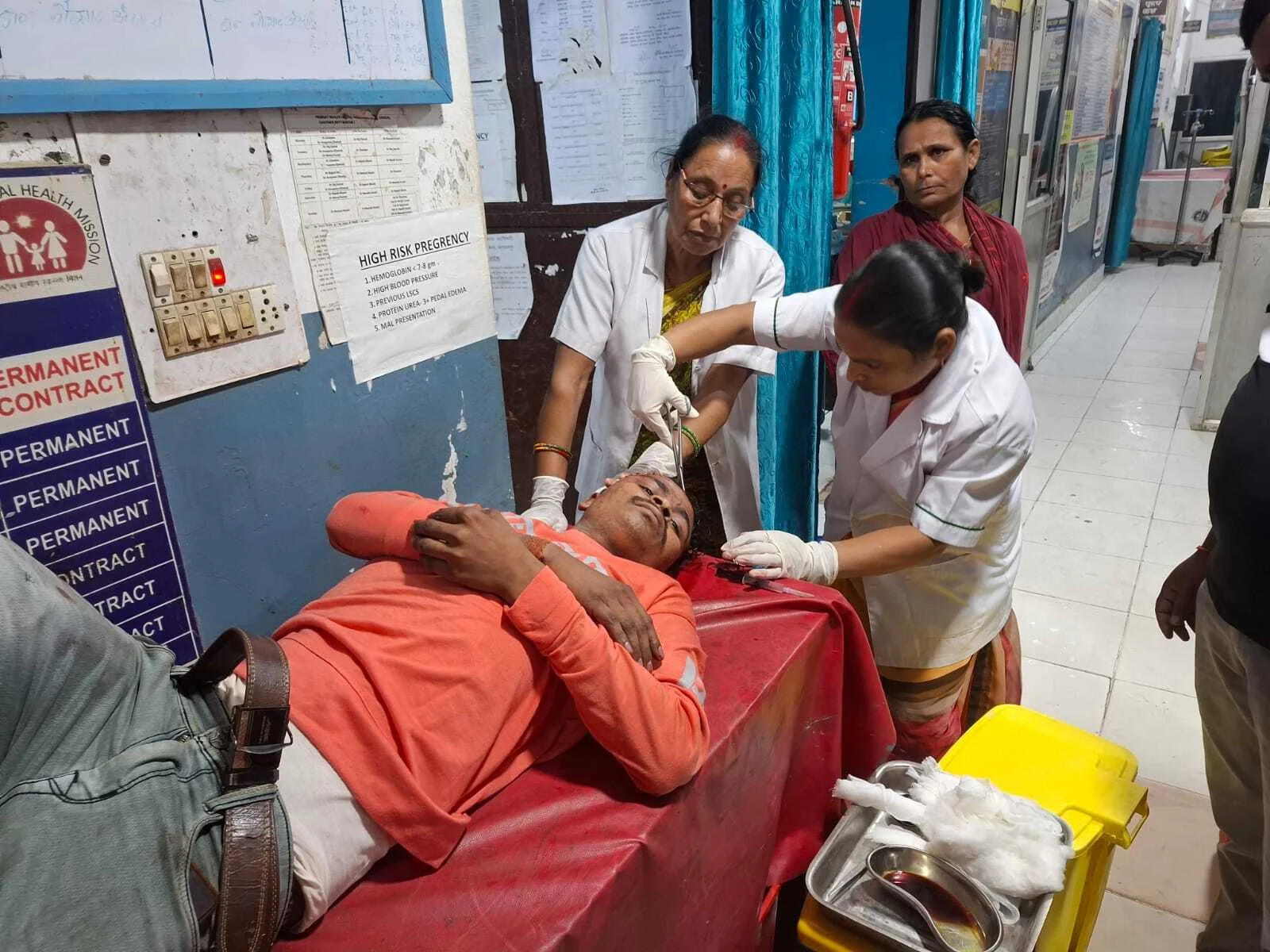 सड़क दुर्घटना में मोटरसाइकिल सवार बुरी तरह घायल, पीएचसी भगवानपुर मे भर्ती 2