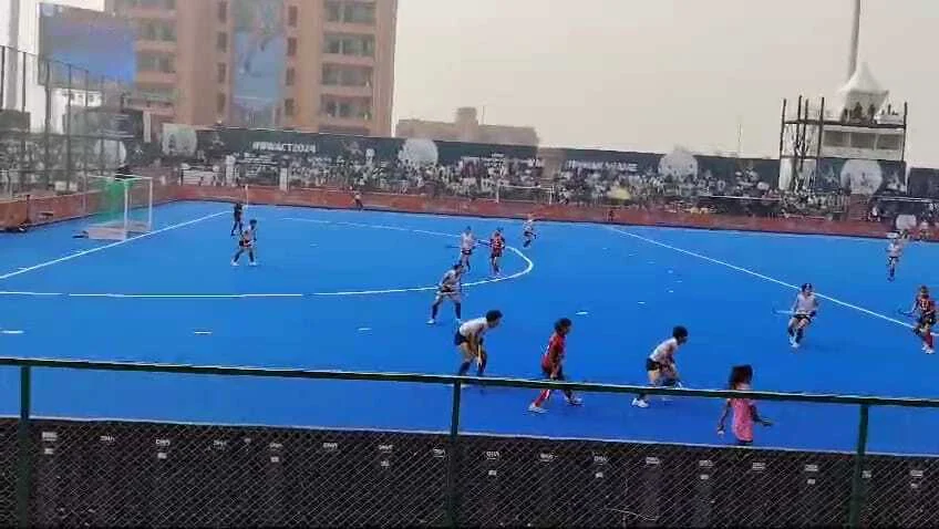 अंतरराष्ट्रीय खेल परिसर राजगीर में एशियन महिला हॉकी चैंपियंस ट्रॉफी के दूसरे दिन का तीसरा मैच भारत और कोरिया के बीच खेला गया, भारत ने कोरिया को 3 - 2 से हराया 2