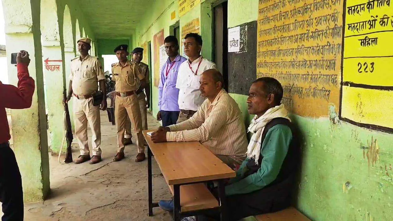 पुल नहीं तो वोट नहीं को लेकर दुघरा गांव के ग्रामीणों ने वोट का किया बहिष्कार 2