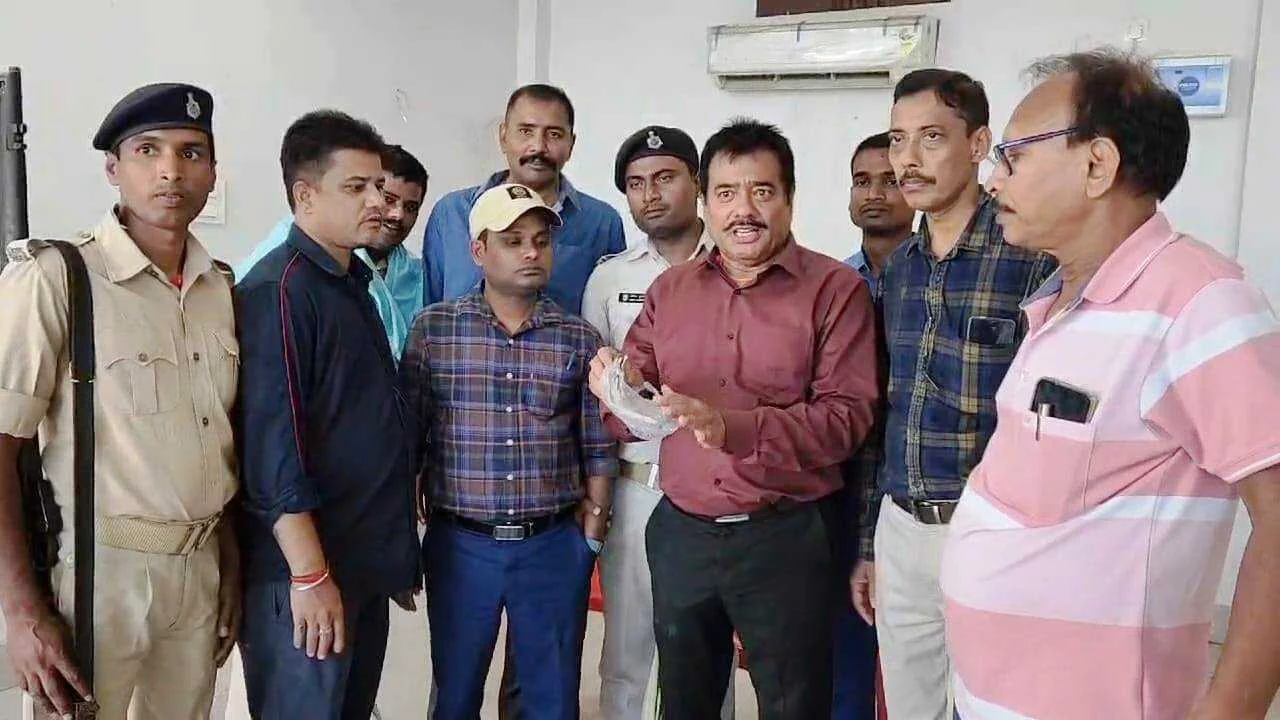 प्रखंड सहकारिता पदाधिकारी को पचा‌स हजार रूपया रिश्वत लेते हुए रंगे हाथ किया गिरफ्तार 2