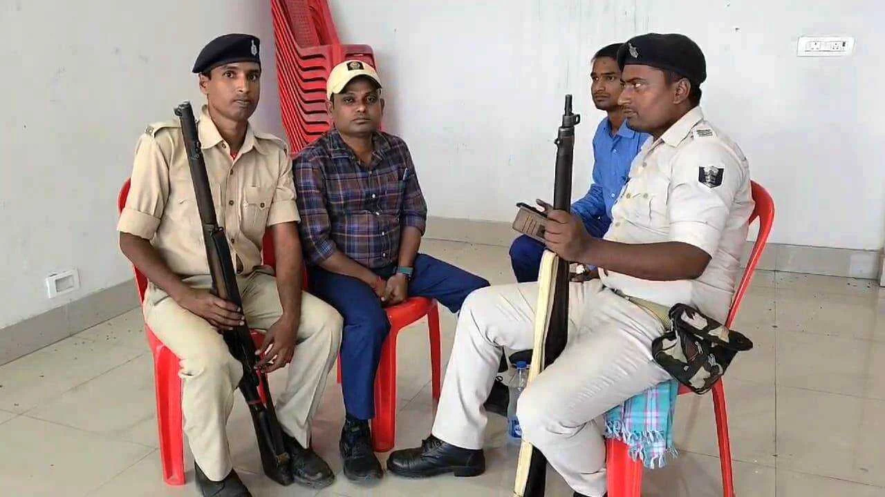 प्रखंड सहकारिता पदाधिकारी को पचा‌स हजार रूपया रिश्वत लेते हुए रंगे हाथ किया गिरफ्तार 3